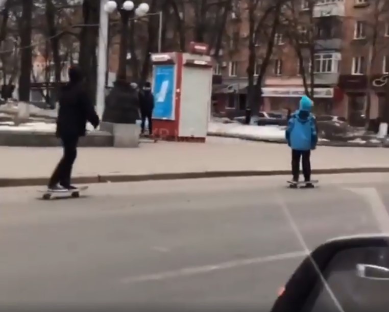 В Полтаве дети катались на скейтах по проезжей части