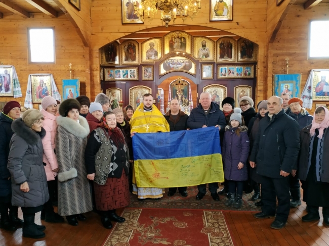 Свято-Михайловской общине Гадяча воины подарили флаг Украины (фото)