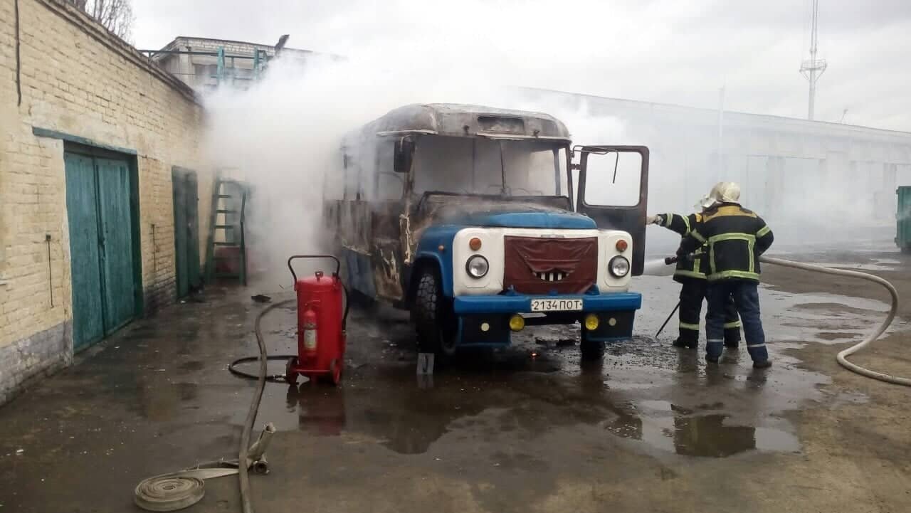 В Кременчуге сгорел автобус (фото)