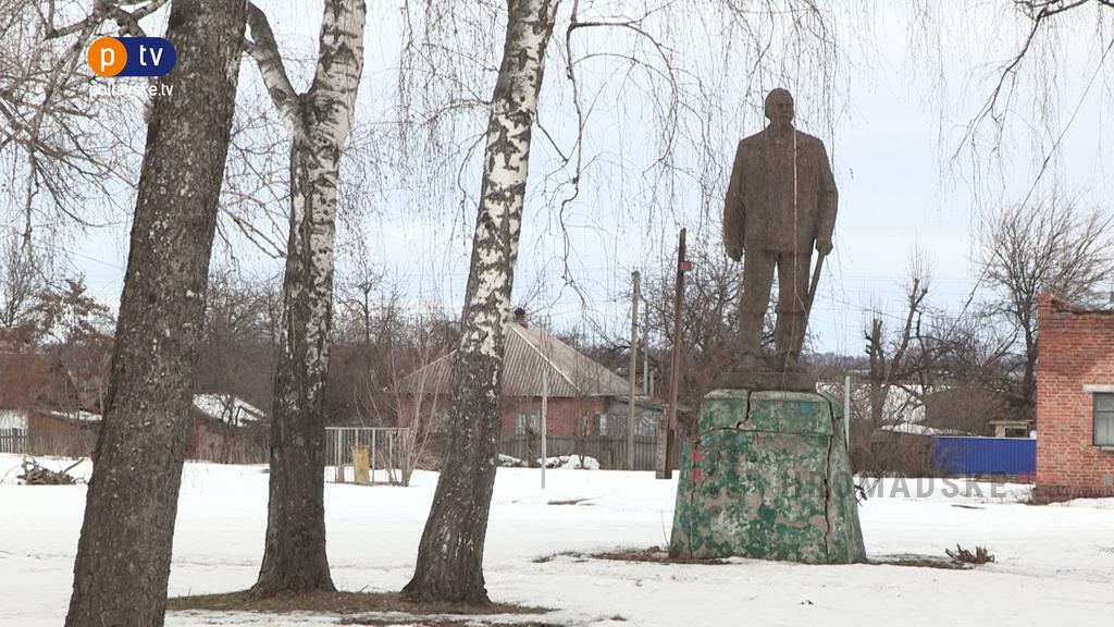 Чехов или коммунист Петровский: на Полтавщине не знают, сносить ли загадочный памятник