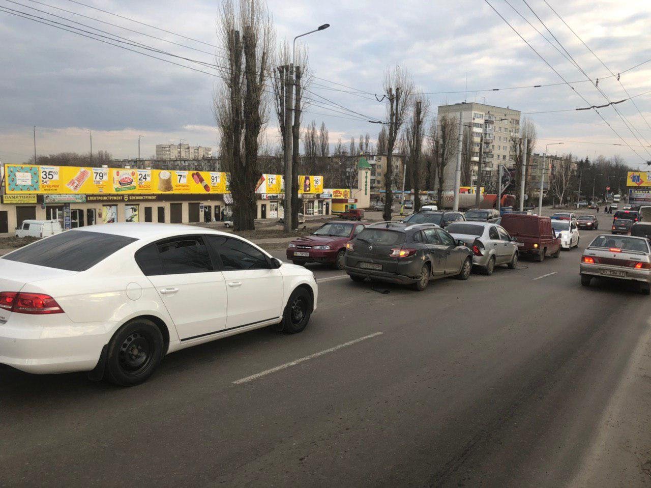 В Кременчуге - ДТП "паровозиком": столкнулись четыре машины (фото)