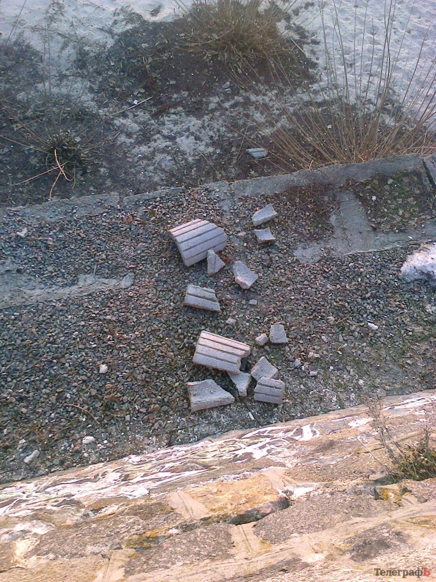 В парке Кременчуга с высоты сбросили бетонную урну (фото)