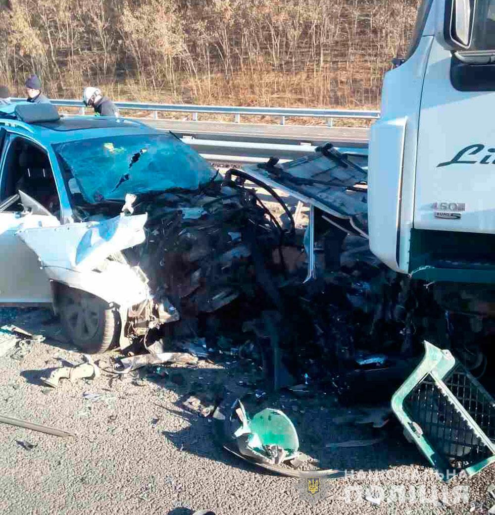На Полтавщине грузовик столкнулся с Audi: двое погибших (фото)