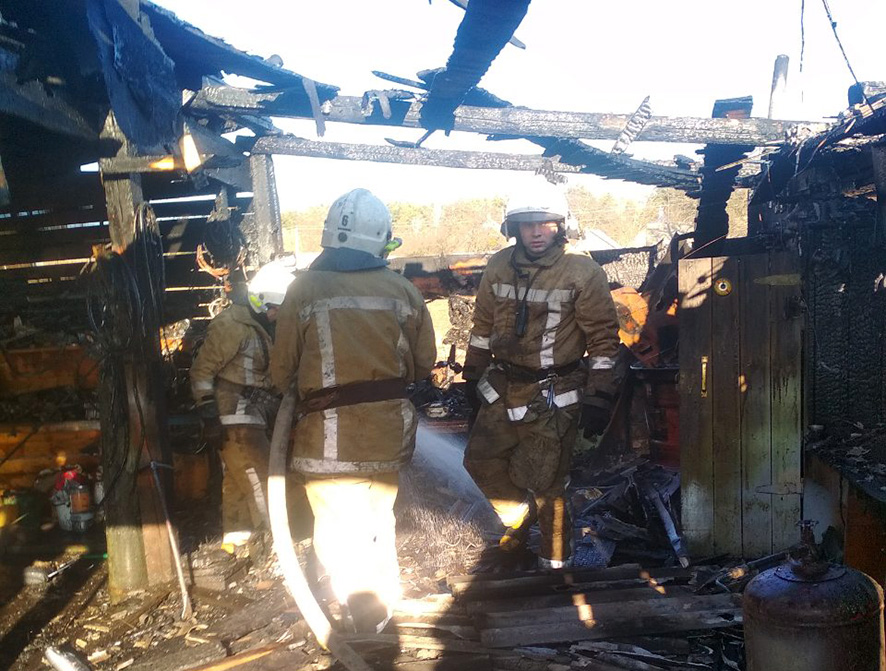 В Гадячском районе горел гараж (фото)