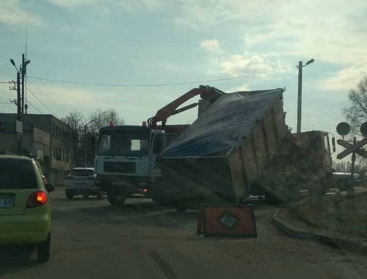 В Кременчуге у мусоровоза отвалился кузов (фото)