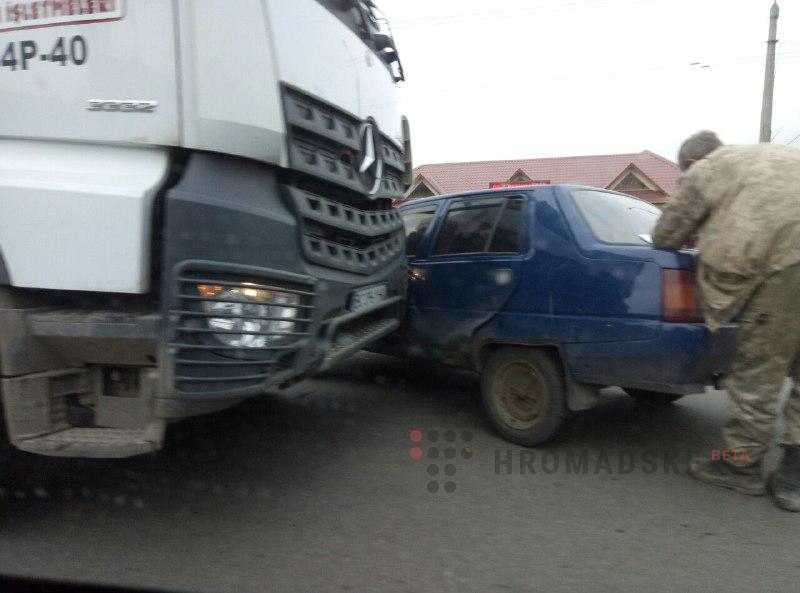 В Полтаве автомобиль "Славута" столкнулся с фурой (фото)