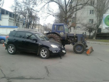 В Кременчуге автомобиль Toyota столкнулся с трактором (фото)