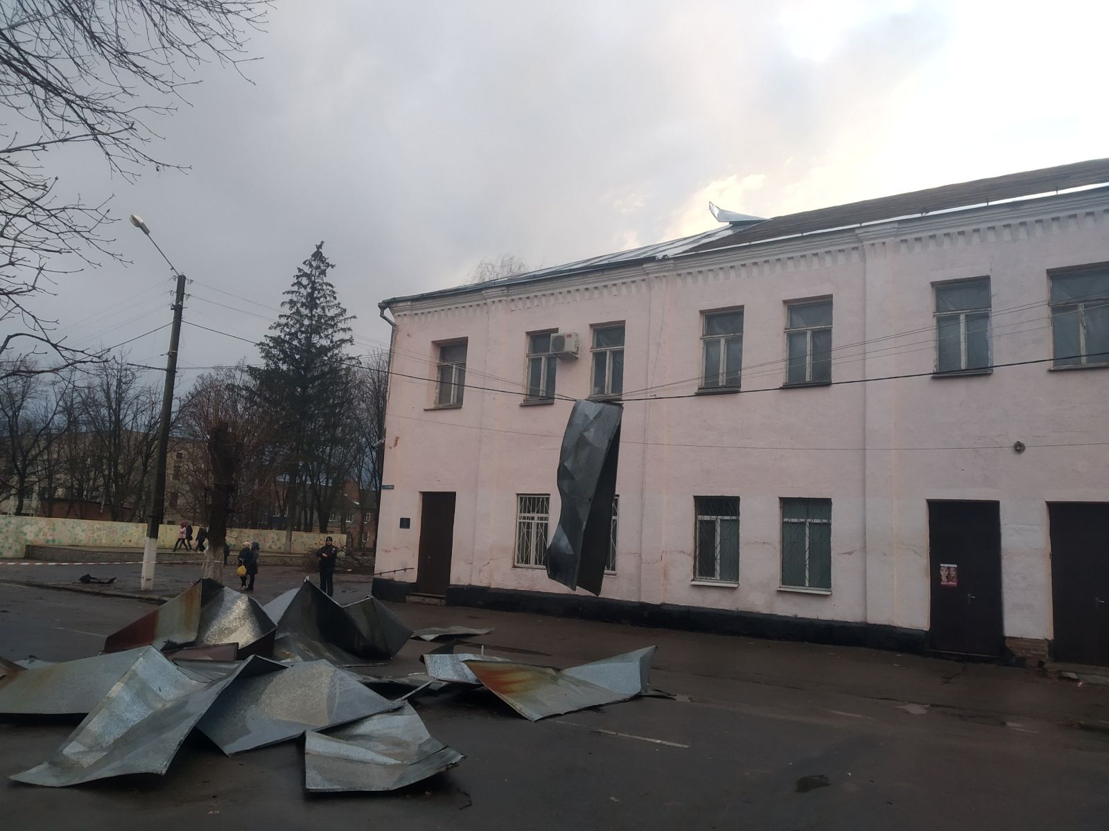 На Полтавщине сорвало крышу с дома культуры (фото)