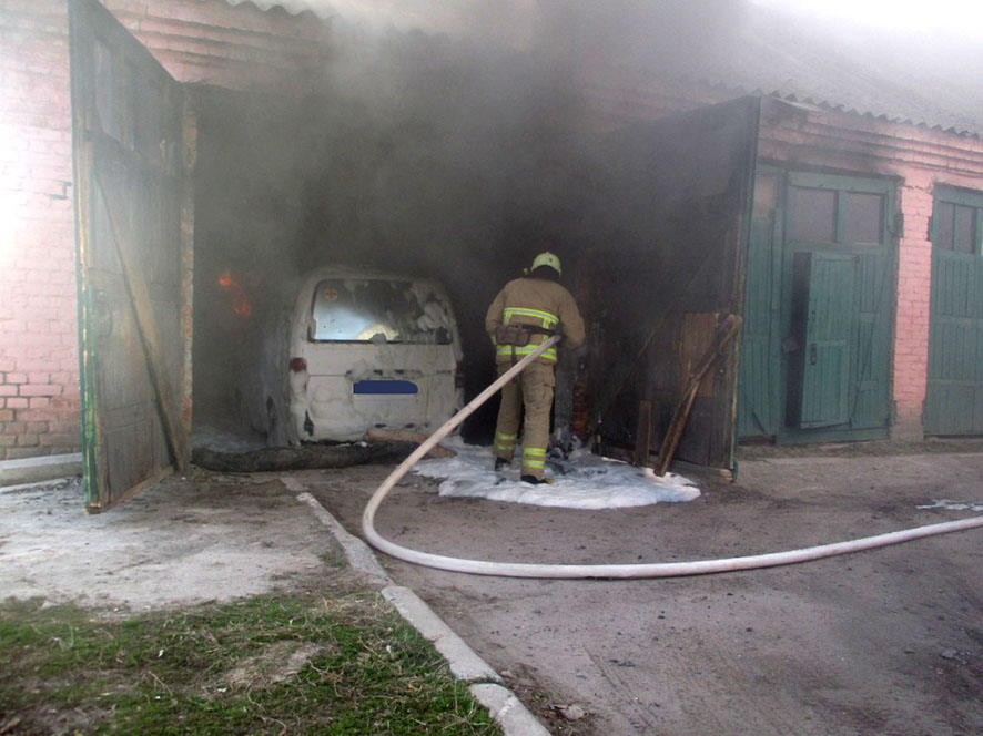 На Полтавщине горел гараж с несколькими автомобилями (фото)