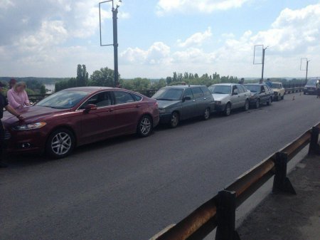 На мосту через Днепр два ДТП: в одном столкнулось четыре автомобиля (фото)