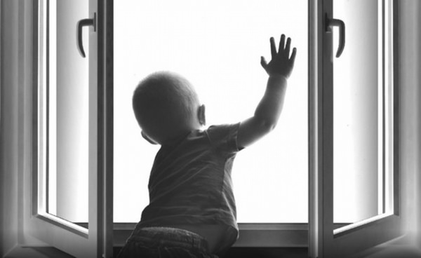 В Кременчуге ребенок едва не выпал из окна, пока мать спала