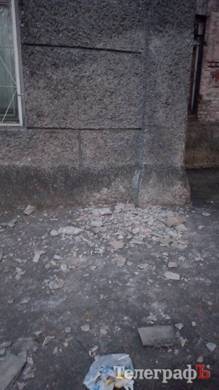 В Кременчуге со здания массово падает плитка (фото)