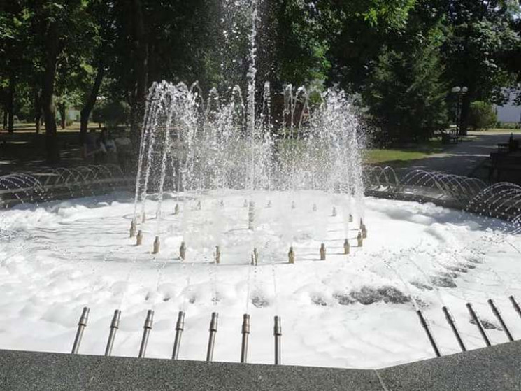В Полтаве в фонтан высыпали шесть пачек стирального порошка (фото)