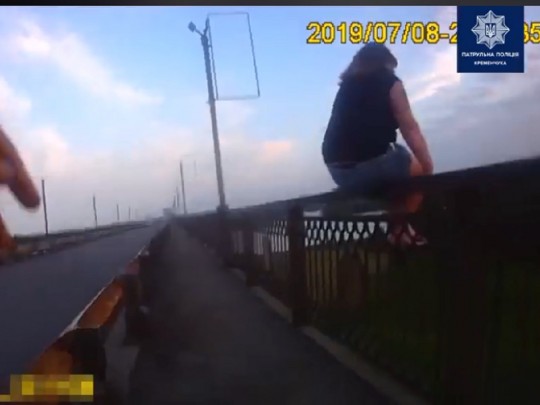 Патрульные спасли девушку, которая три месяца намеревалась прыгнуть с моста