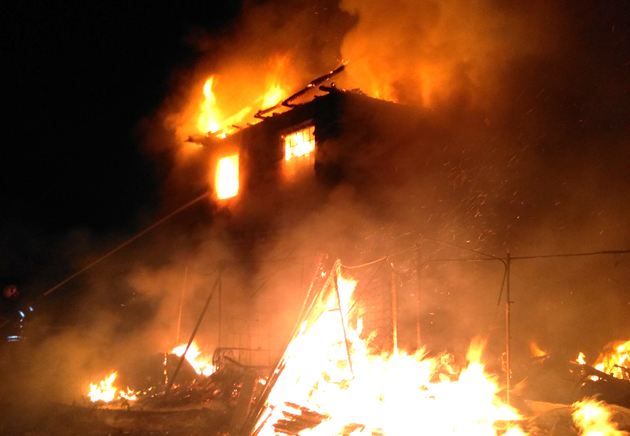 Пожар в дачном доме унес жизни двух человек (фото)