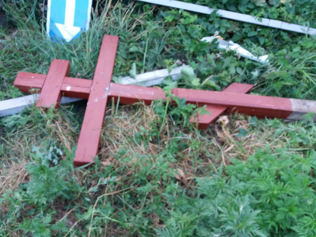 На Полтавщине в церкви повредили крест (фото)