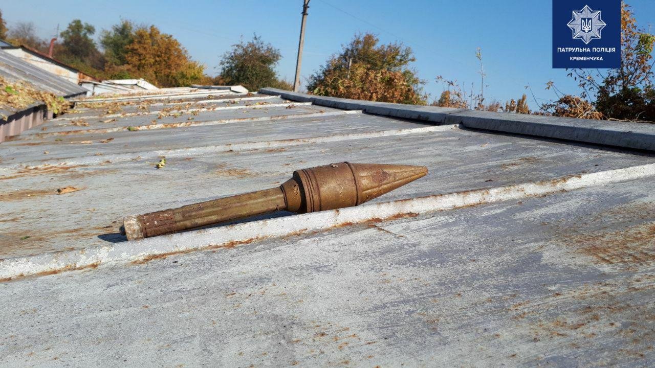 В Кременчуге на крыше гаража лежал снаряд (фото)