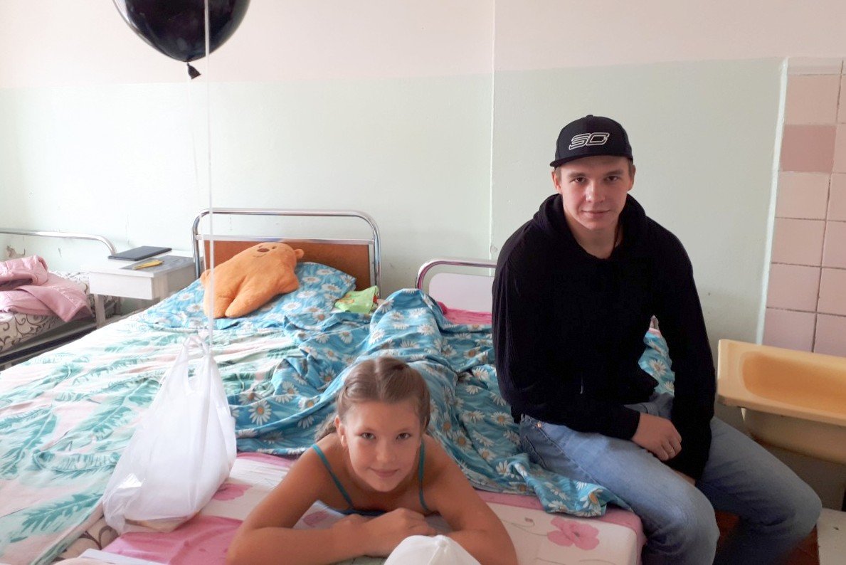 Капитан ХК "Кременчуг" посетил в больнице юную хоккеистку