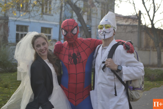 По Кременчугу пробежались Человек-паук, безумный доктор и труп невесты (фото)