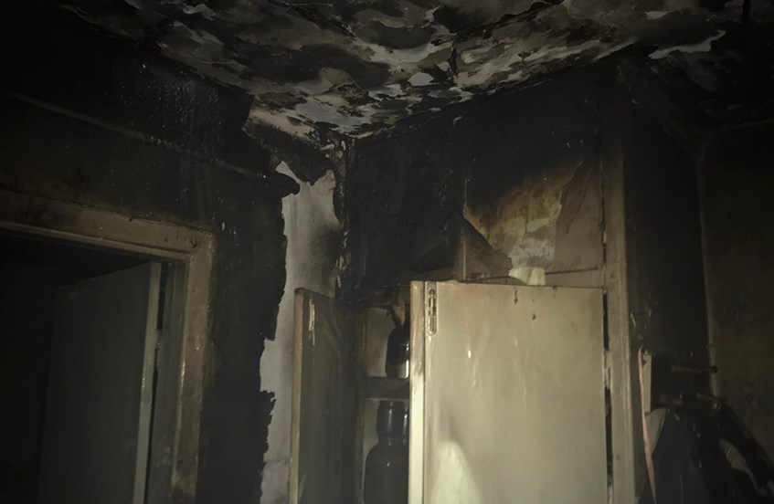 Во время тушения пожара в квартире пожарные спасли женщину