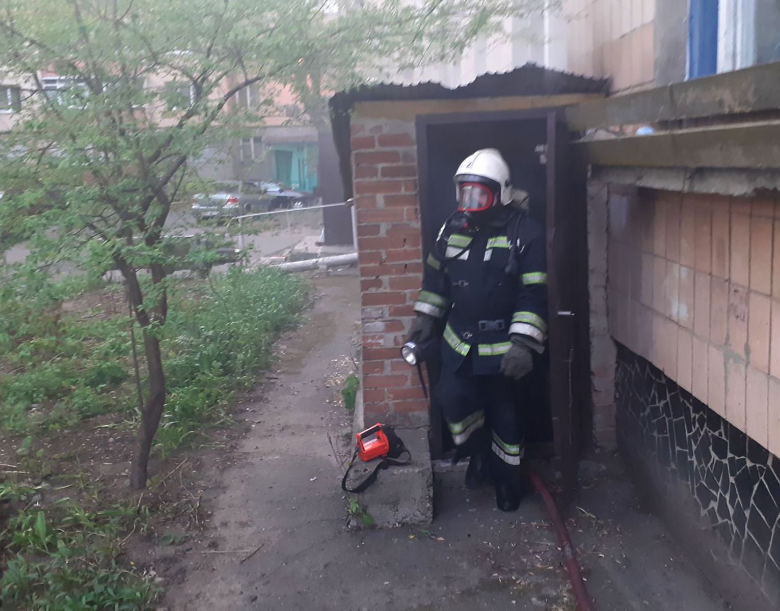 Cпасатели ликвидировали пожар в подвале многоэтажки