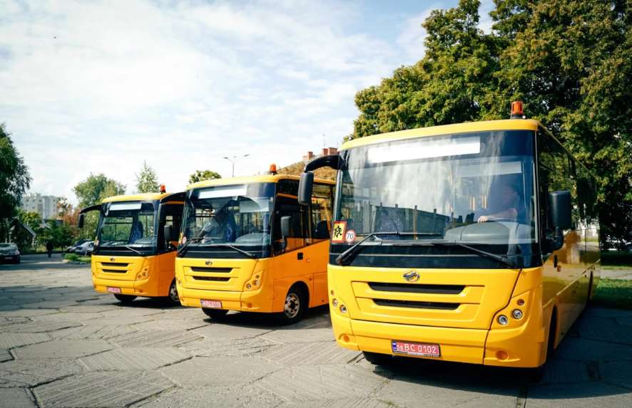 Еще три школьных автобуса передали громадам Полтавщины
