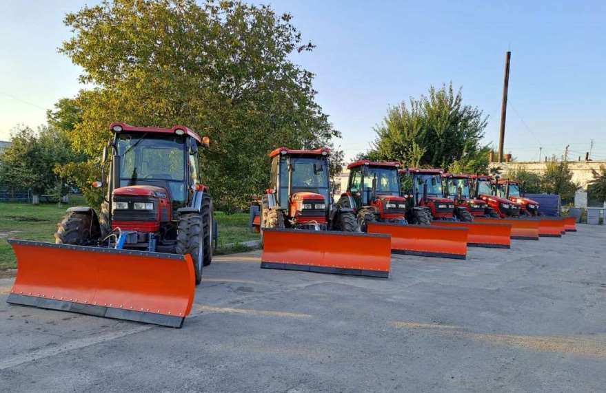 14 новых тракторов распределили между коммунальными предприятиями
