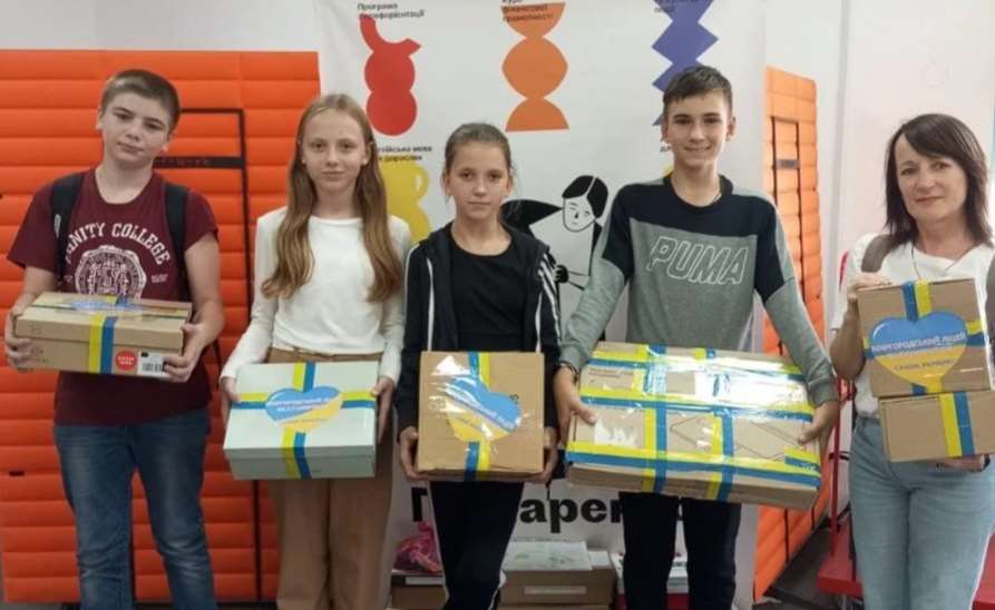 Волонтеры передали защитникам на передовую подарки от миргородских школьников