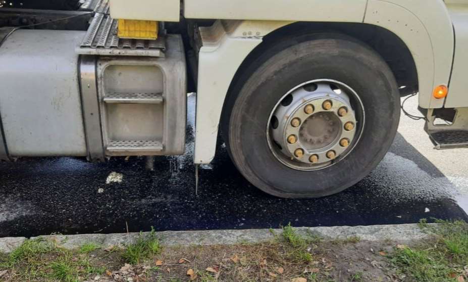 В Полтаве в результате разлива топлива из грузовика загорелся легковой автомобиль