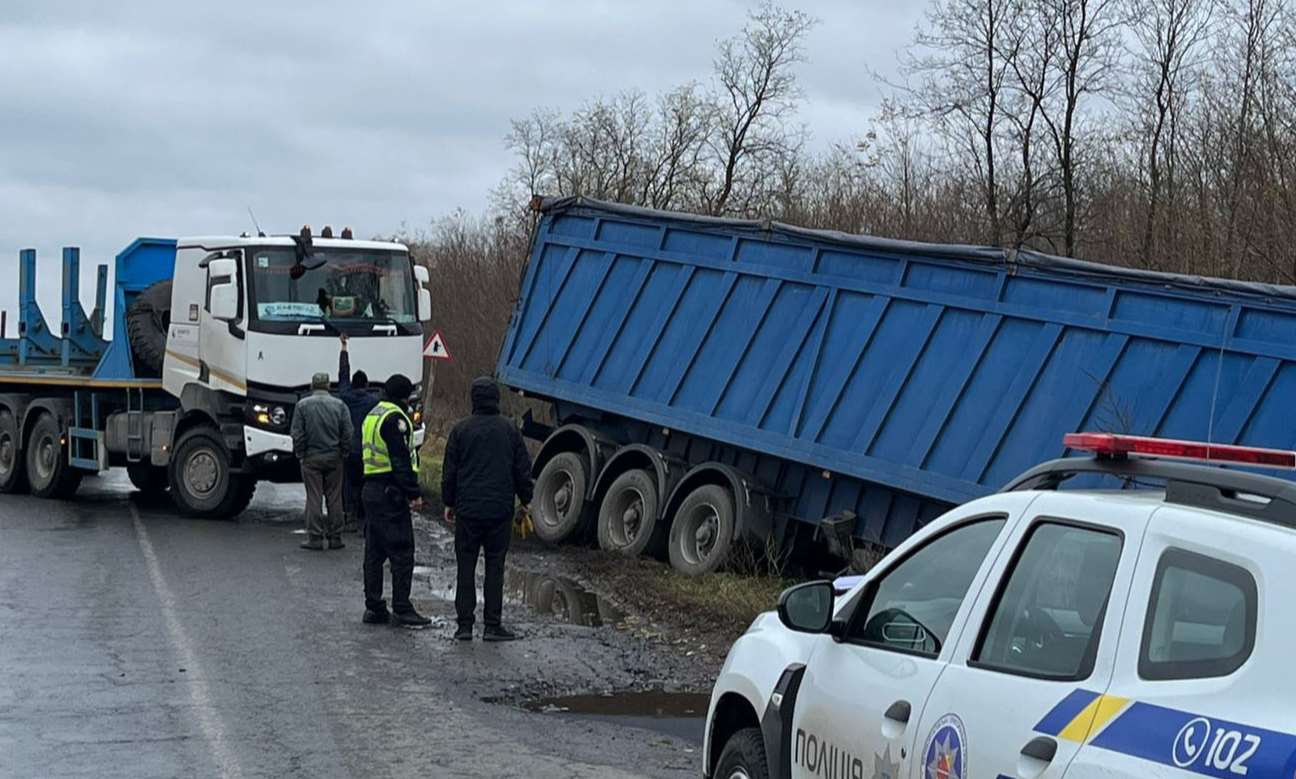 На Полтавщине полицейские помогли водителю вытащить грузовик из кювета