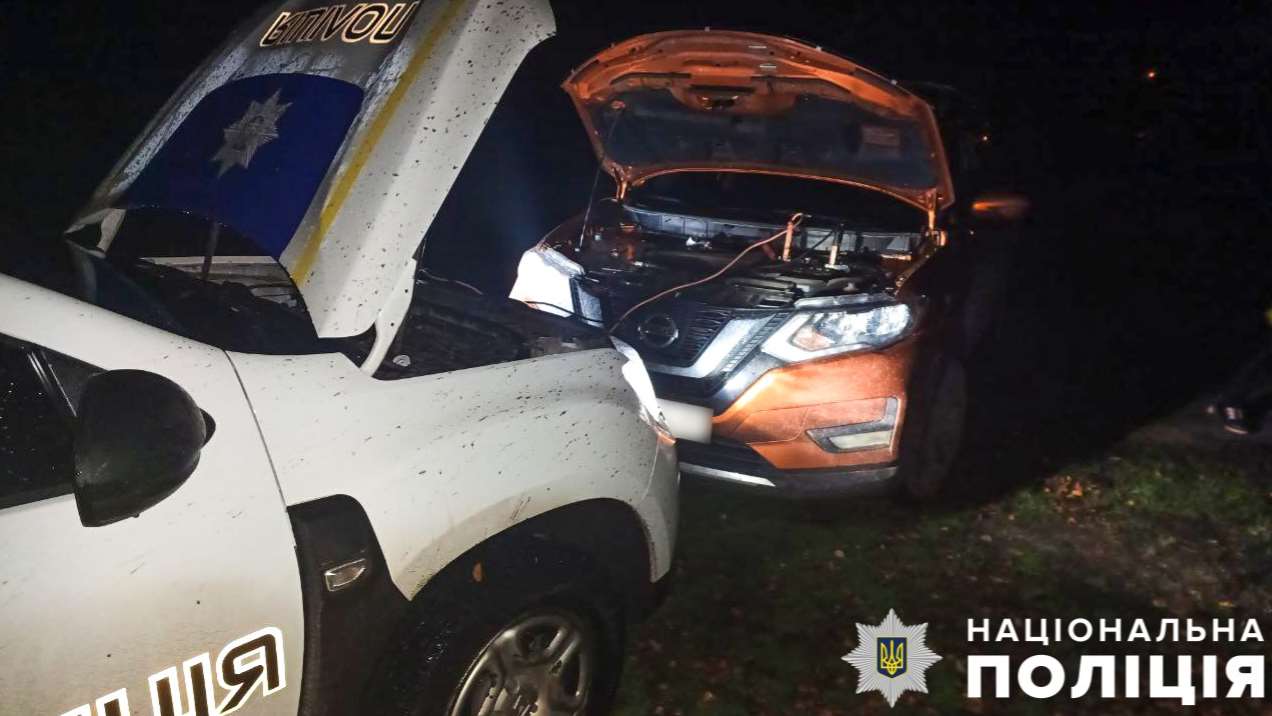 На Полтавщине полицейские офицеры Градижской общины помогли водителю починить автомобиль и безопасно доехать домой