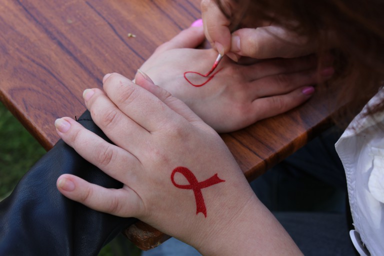 Полтава присоединилась к всемирной кампании RED (фото)