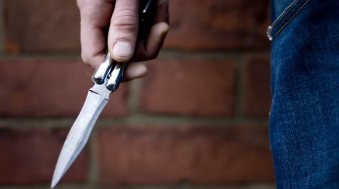 В Горишних Плавнях на полицейского напали с ножом