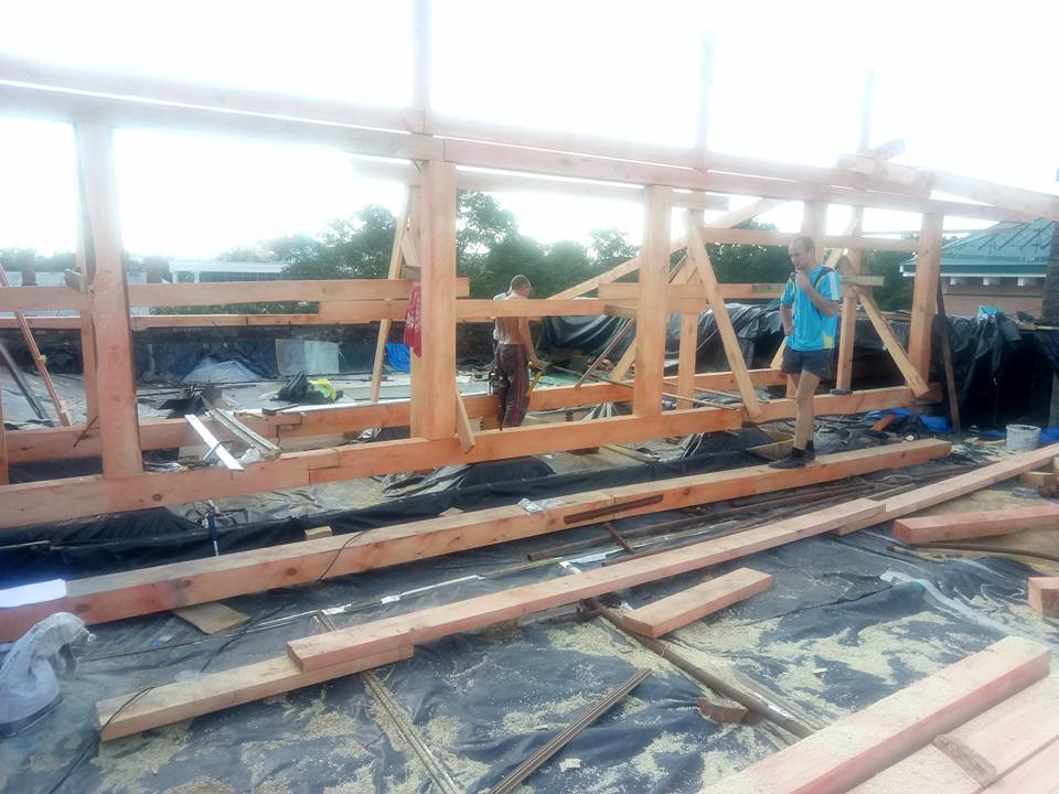 В Полтаве ремонтируют крышу дома, в который ударила молния