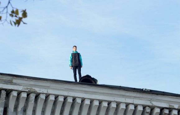 Полтавчане фотографируются на аварийной крыше Кадетского корпуса