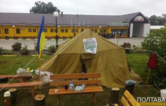 На Полтавщине "свиной" майдан: палатки и шины (видео) 