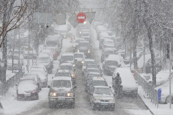 В снегу застряли больше 30 машин 