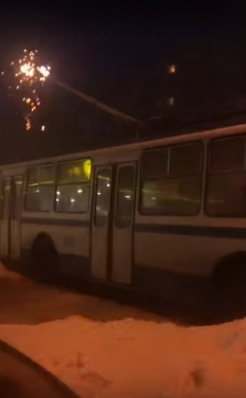 В Полтаве троллейбусы показали искрящееся шоу (видео)