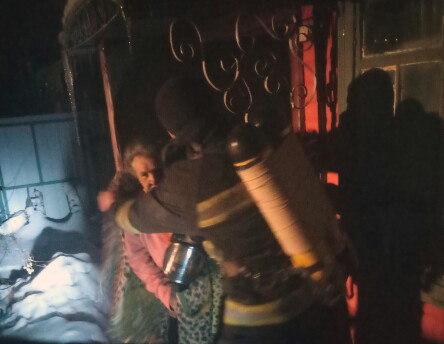 Полтавские пожарные спасли женщину из огня