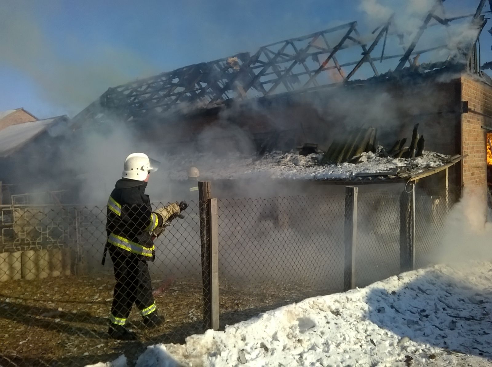 На Полтавщине тушили пожар на территории детского дома