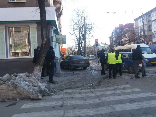 Полицейский на BMW протаранил банк в Кременчуге (фото)