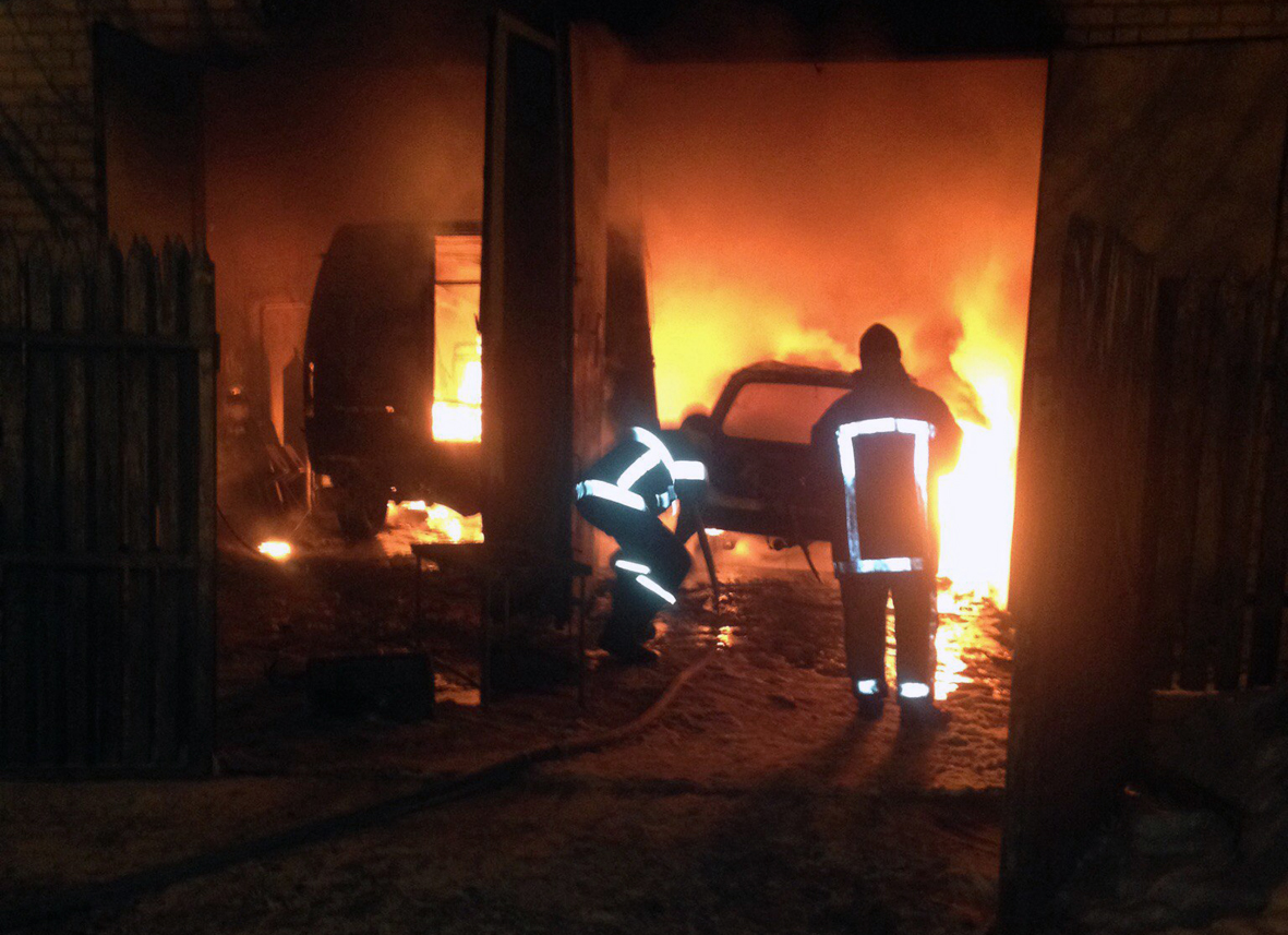 В Кременчуге сгорела автомастерская с автомобилями (фото)