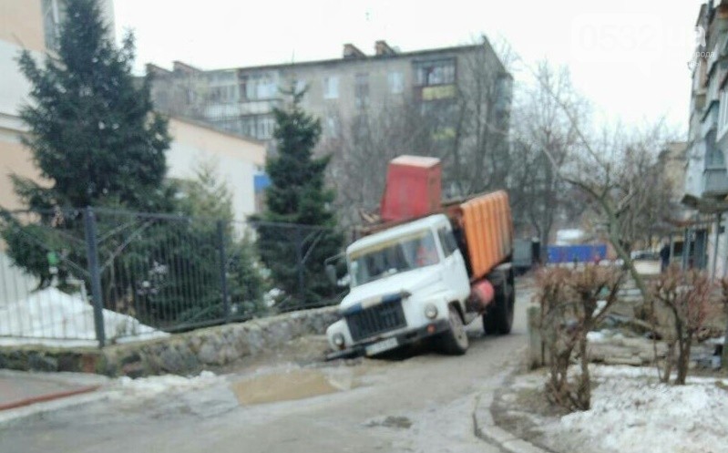 В Полтаве грузовик провалился под асфальт (фото)