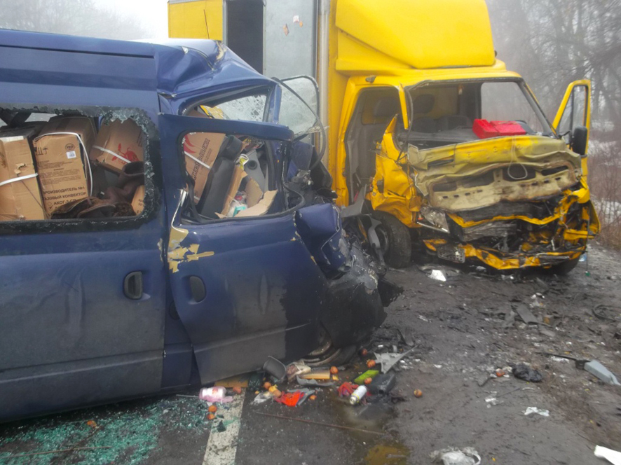 На Полтавщине столкнулись микроавтобус и грузовик: есть пострадавшие (фото)