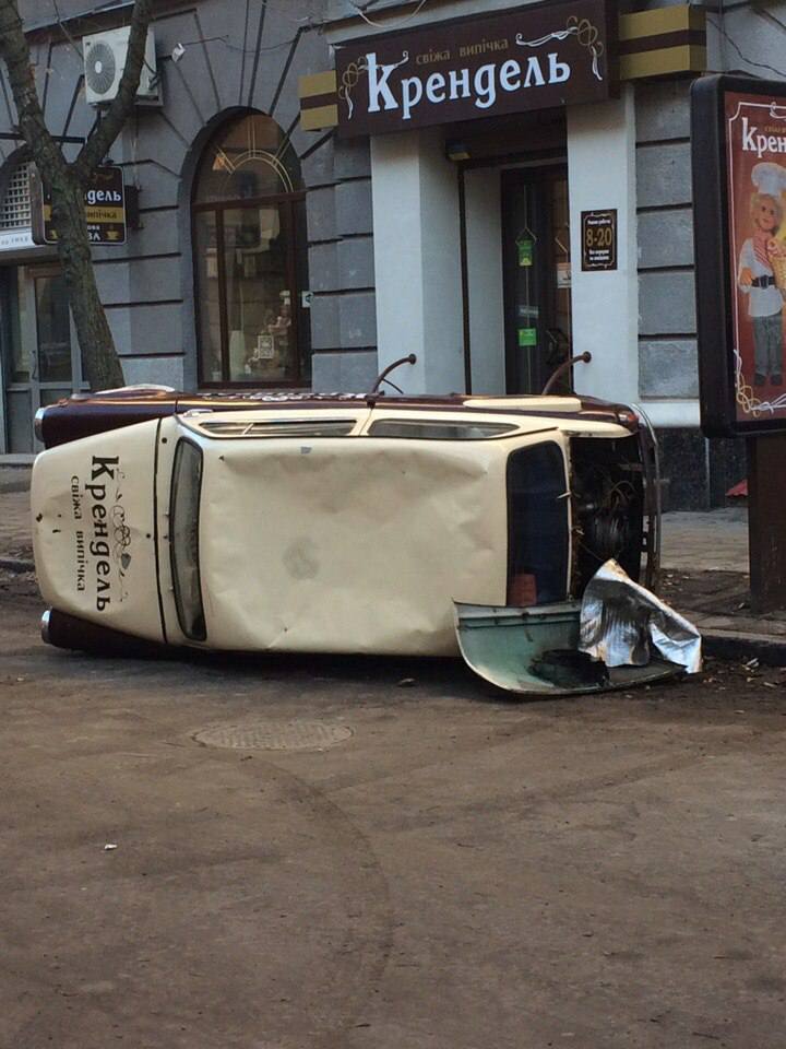 В Полтаве вандалы испортили ретро-автомобиль (фото)