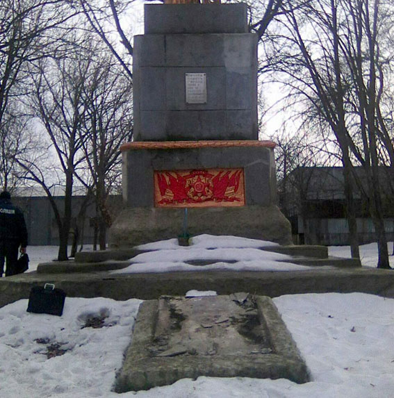 Вандалы осквернили памятник погибшим солдатам Второй мировой (фото)