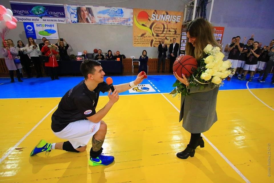 Игрок "Кремня" сделал предложение девушке во время матча (фото)
