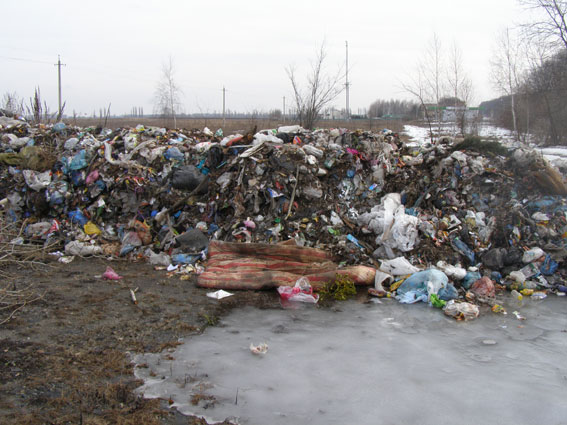 Аэродром засыпали горами мусора неизвестного происхождения (фото)