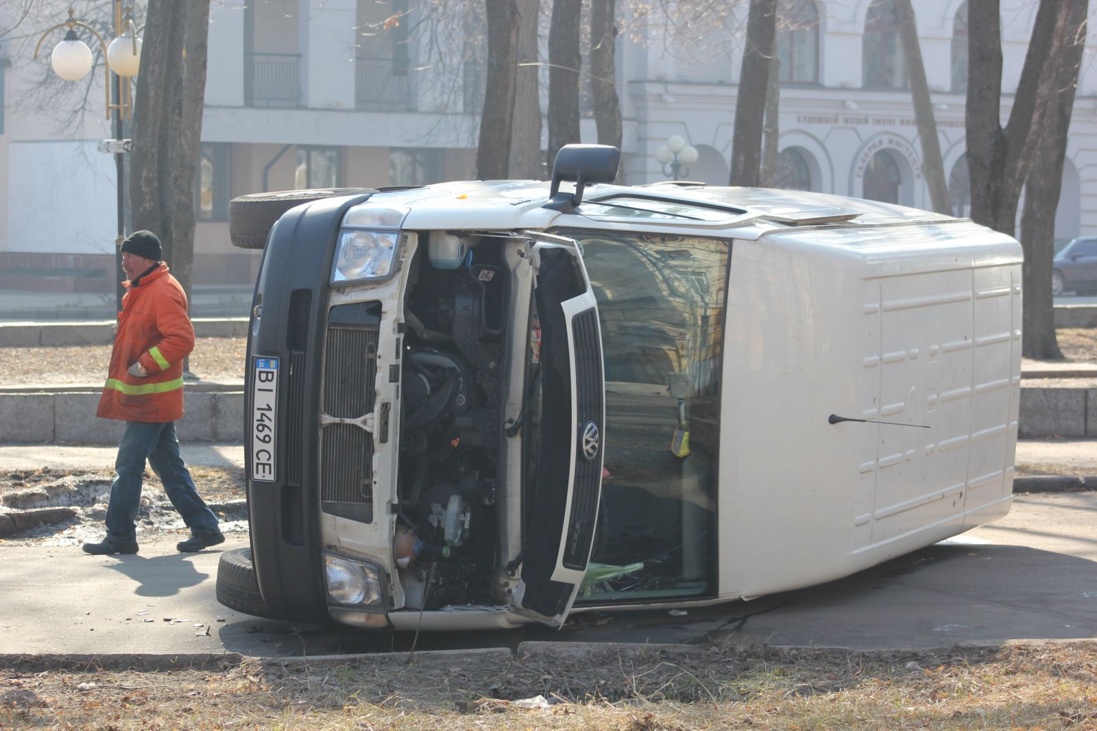 В Полтаве перевернулся микроавтобус (фото)