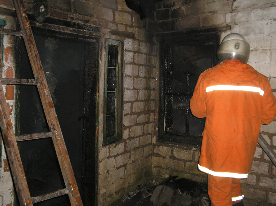 В Глобино ночью горел заброшенный дом (фото)